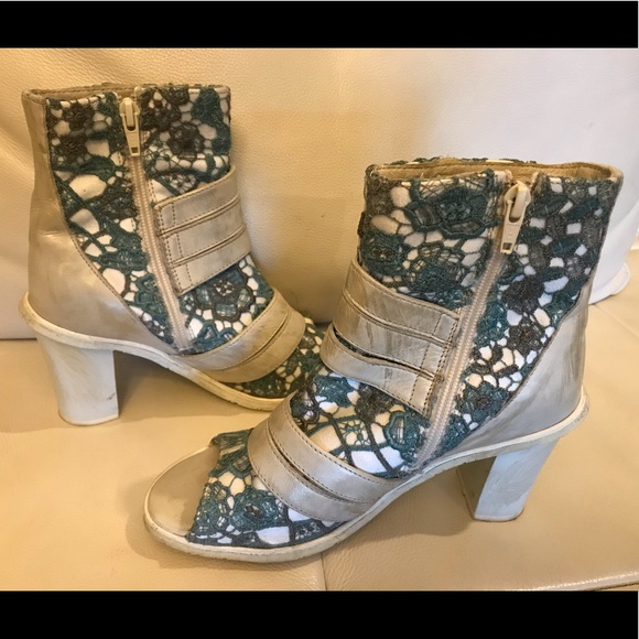 Eject Ankle Gorgeous Boots - Picture 7 of 10